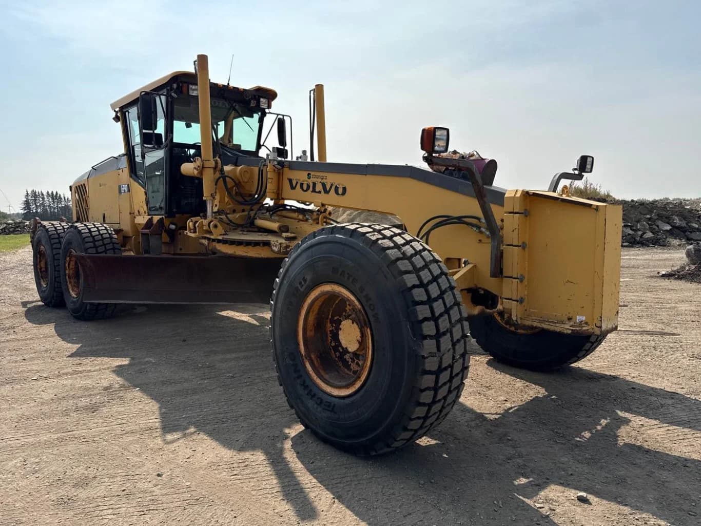 High-hour Cat 140M motor grader — the hours and condition range where lender appetite tightens