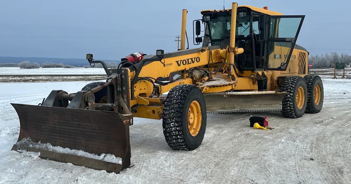 2007 Volvo G970 motor grader equipped with front plow and snow wing